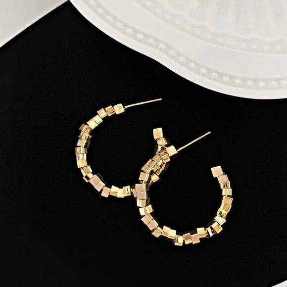 Elegant Gold Hoop Earrings - Picture 3 of 6